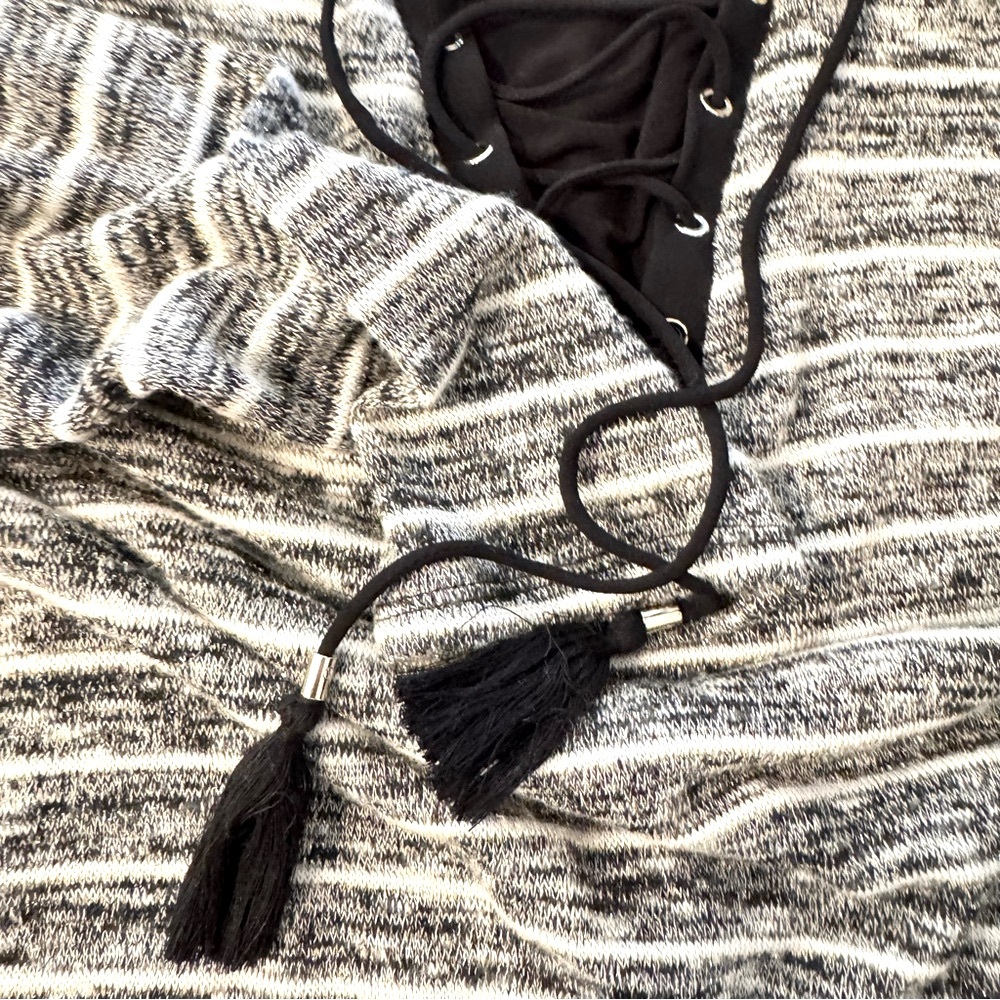 White House Black Market Hooded Lace-Up Pullover Sweater Black Gold Threads XL - Picture 10 of 13